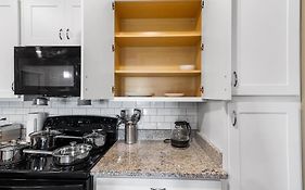 Elegant 2 Bedroom/2 Bath Condo With All Amenities